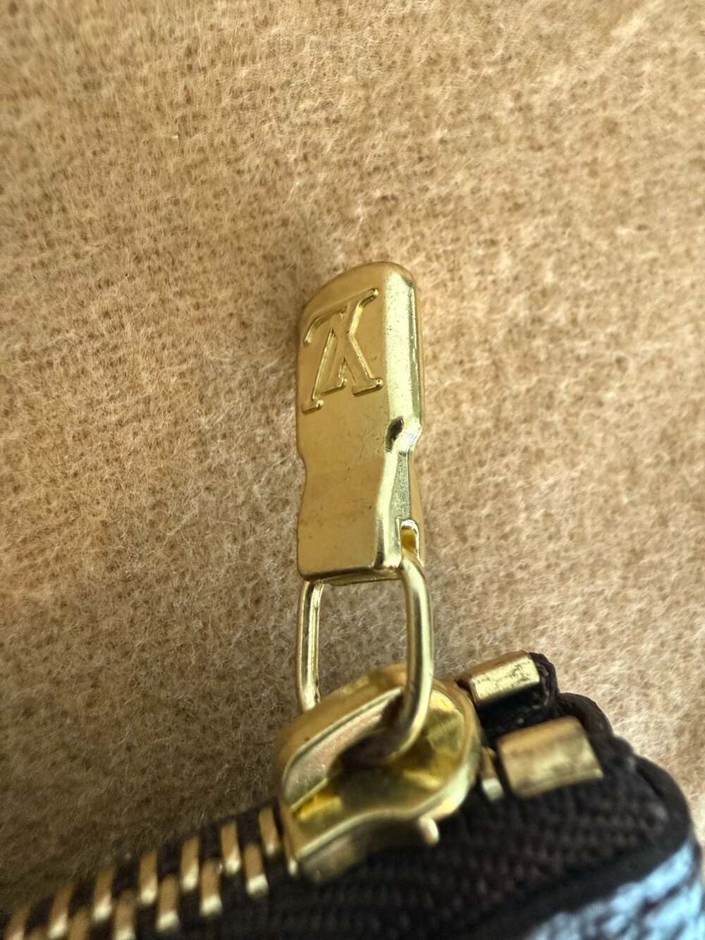 Louis Vuitton Monogram Canvas Key Pouch Cles with dust cover and box - Picture 15 of 16